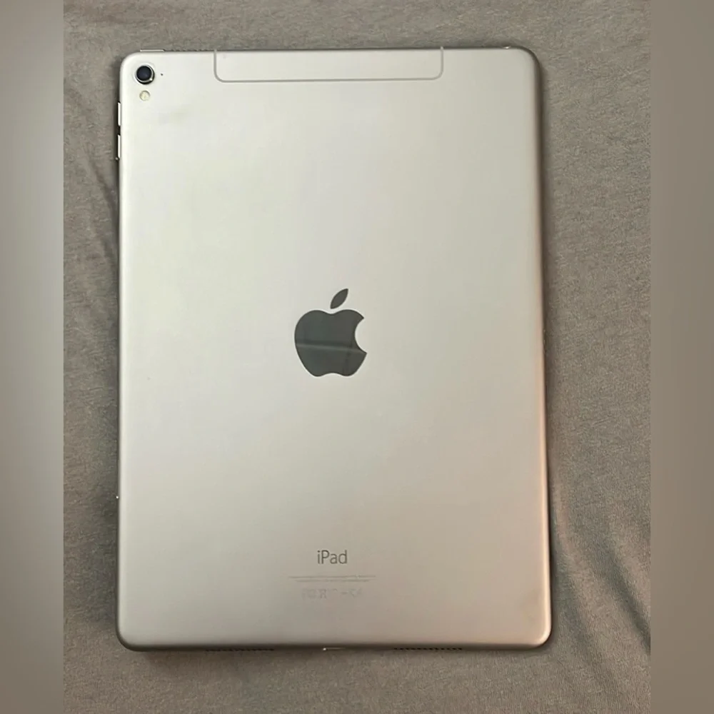 COPY - Ipad Pro 9.7 128 GB *MINT CONDITION* + Apple Pencil